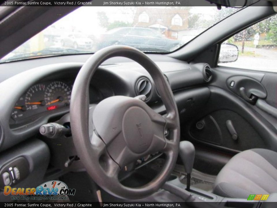 2005 Pontiac Sunfire Coupe Victory Red / Graphite Photo #10
