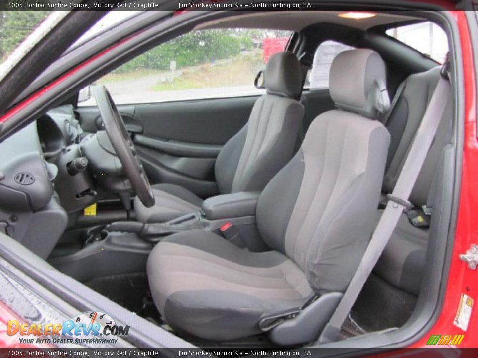2005 Pontiac Sunfire Coupe Victory Red / Graphite Photo #11