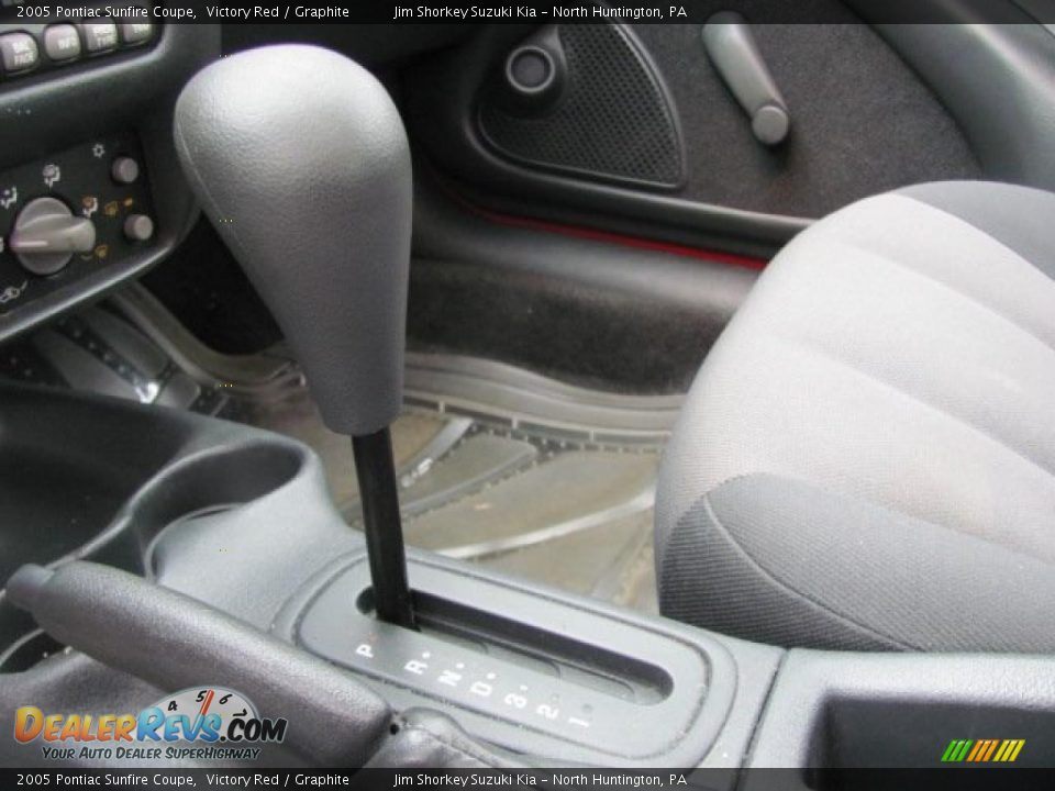 2005 Pontiac Sunfire Coupe Victory Red / Graphite Photo #12