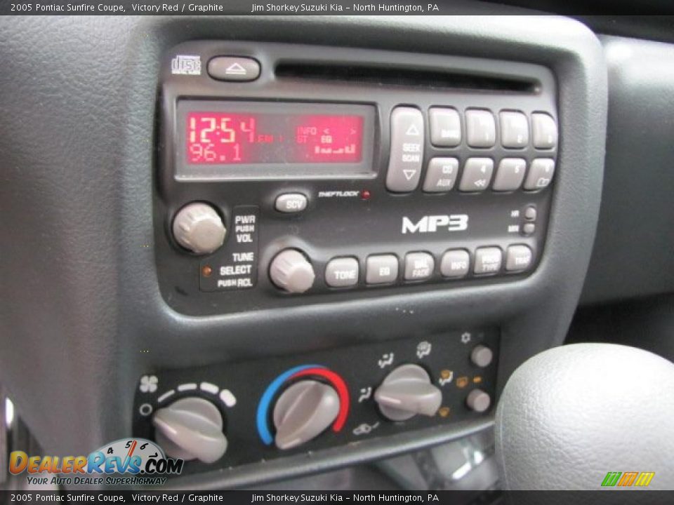 2005 Pontiac Sunfire Coupe Victory Red / Graphite Photo #13