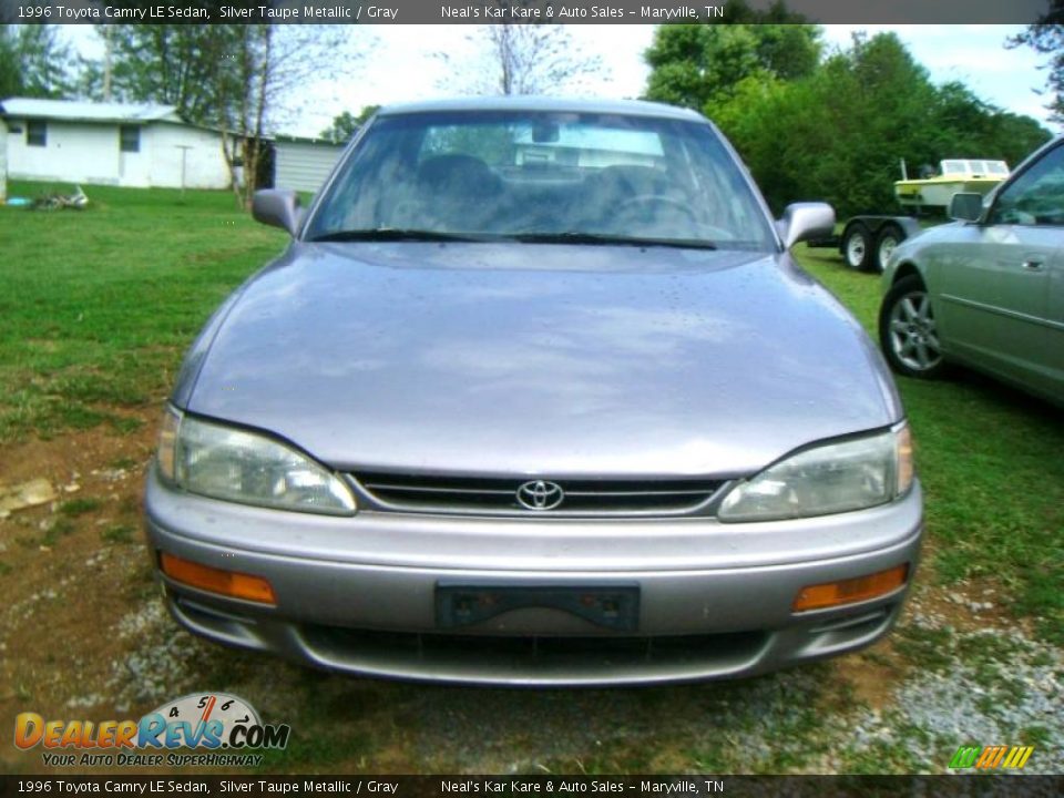 1996 Toyota Camry LE Sedan Silver Taupe Metallic / Gray Photo #2