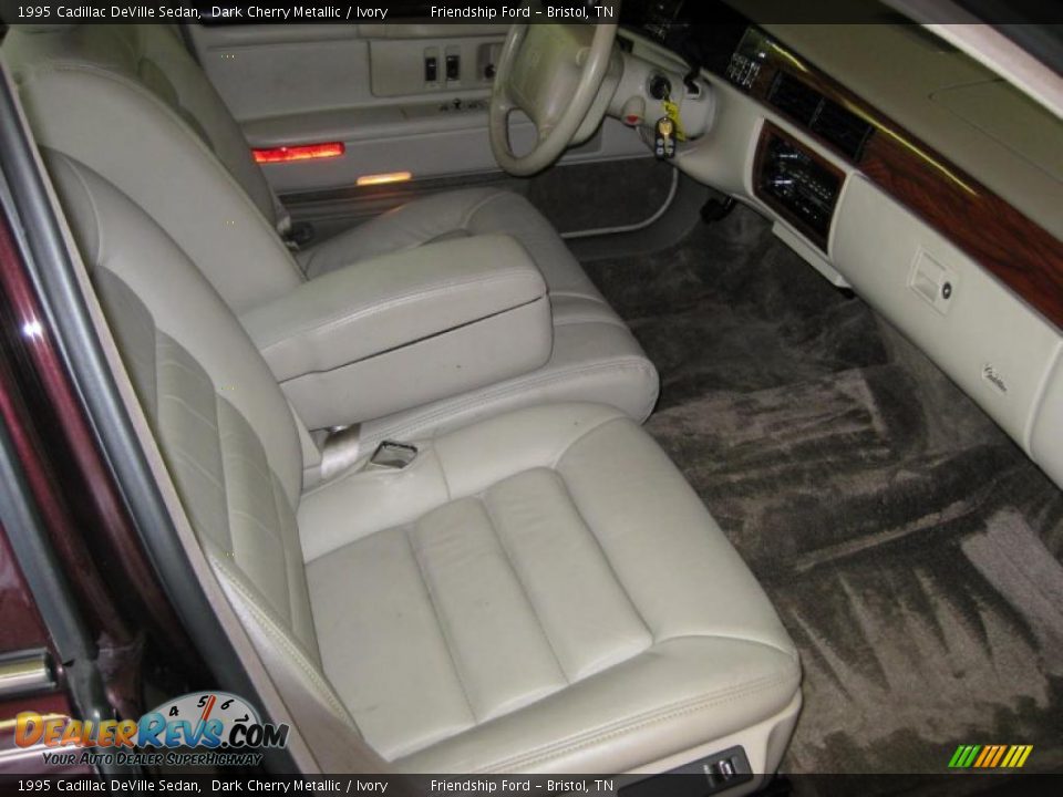 1995 Cadillac DeVille Sedan Dark Cherry Metallic / Ivory Photo #18