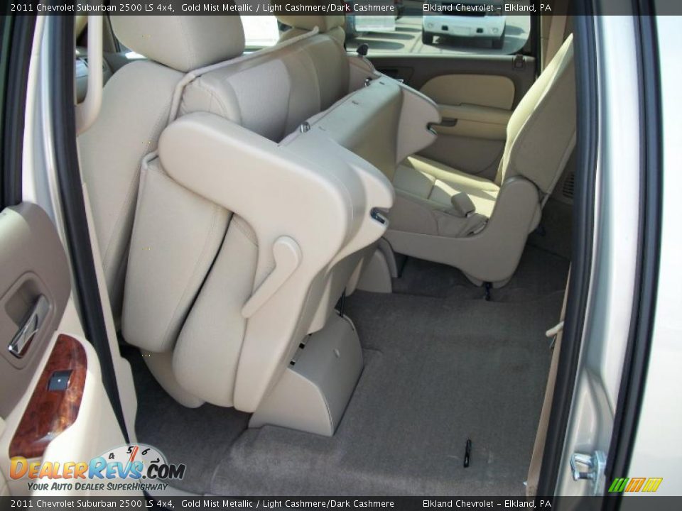 2011 Chevrolet Suburban 2500 LS 4x4 Gold Mist Metallic / Light Cashmere/Dark Cashmere Photo #32