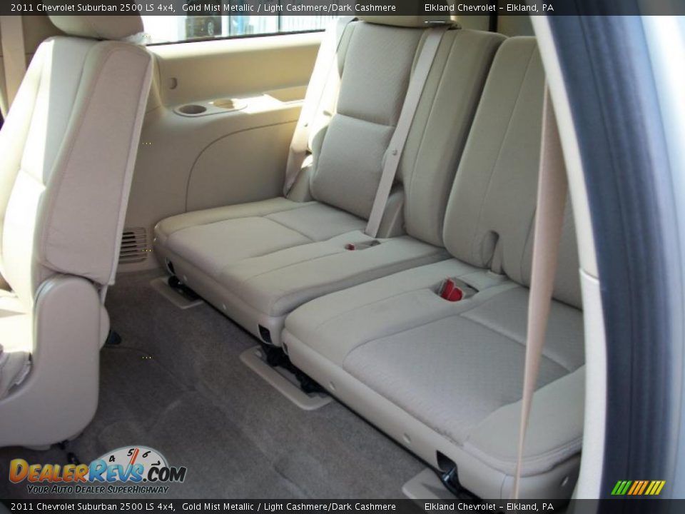 2011 Chevrolet Suburban 2500 LS 4x4 Gold Mist Metallic / Light Cashmere/Dark Cashmere Photo #33