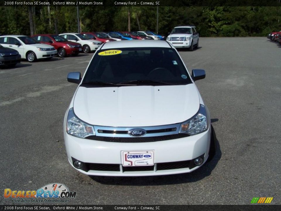 2008 Ford Focus SE Sedan Oxford White / Medium Stone Photo #2