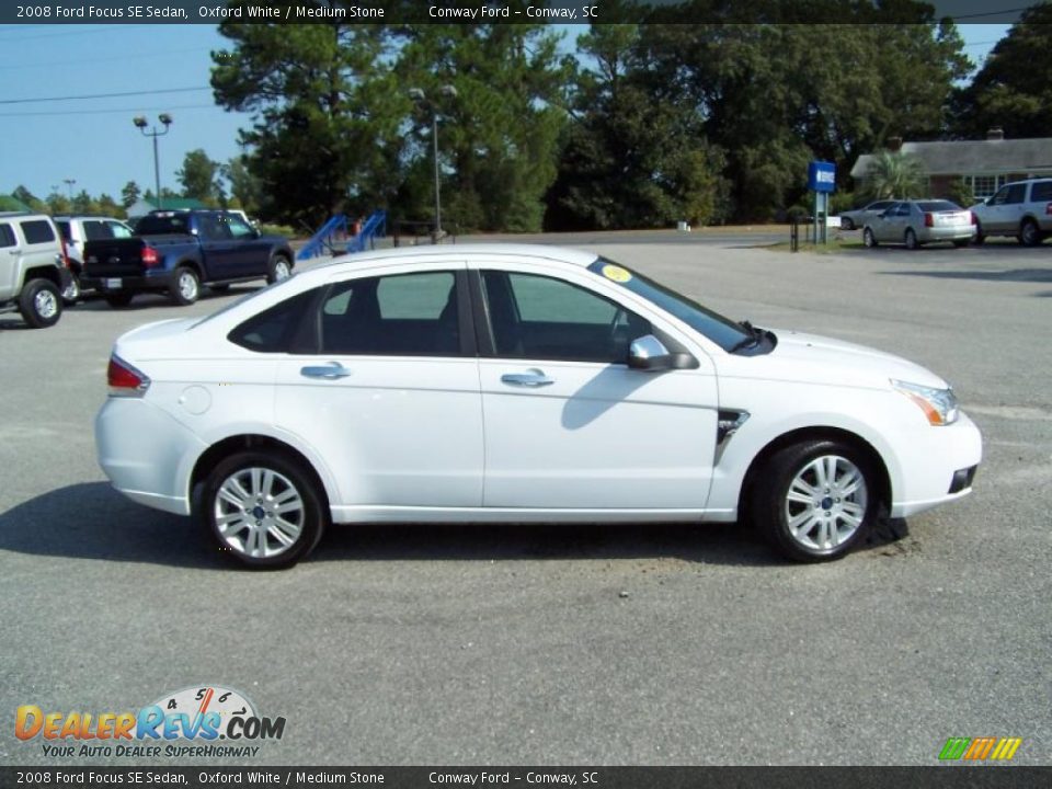 2008 Ford Focus SE Sedan Oxford White / Medium Stone Photo #4