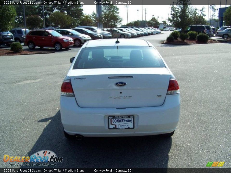 2008 Ford Focus SE Sedan Oxford White / Medium Stone Photo #6