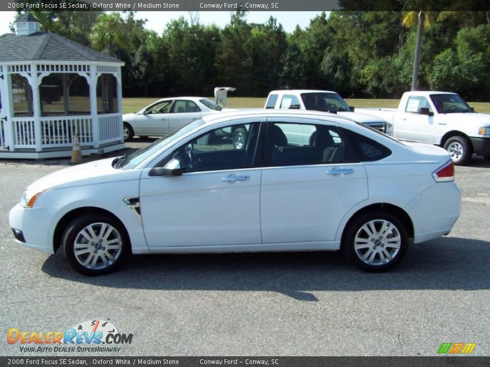 2008 Ford Focus SE Sedan Oxford White / Medium Stone Photo #8