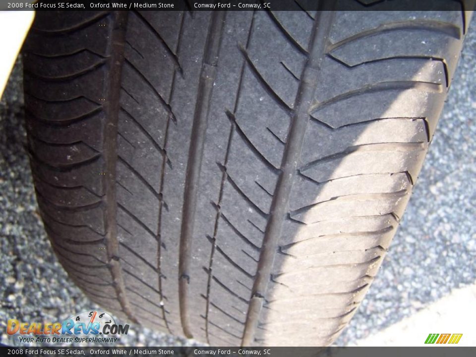 2008 Ford Focus SE Sedan Oxford White / Medium Stone Photo #10