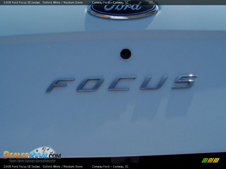 2008 Ford Focus SE Sedan Oxford White / Medium Stone Photo #12