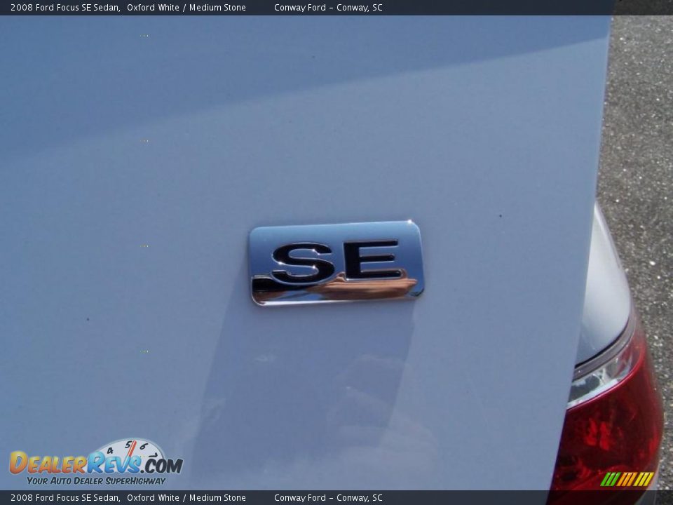 2008 Ford Focus SE Sedan Oxford White / Medium Stone Photo #13