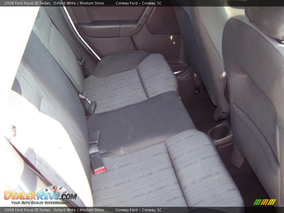 2008 Ford Focus SE Sedan Oxford White / Medium Stone Photo #15