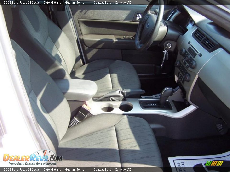 2008 Ford Focus SE Sedan Oxford White / Medium Stone Photo #16