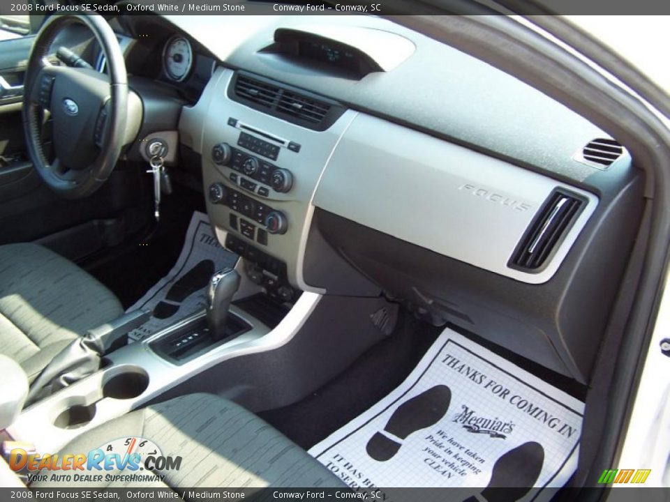 2008 Ford Focus SE Sedan Oxford White / Medium Stone Photo #17