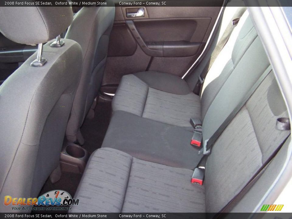 2008 Ford Focus SE Sedan Oxford White / Medium Stone Photo #18