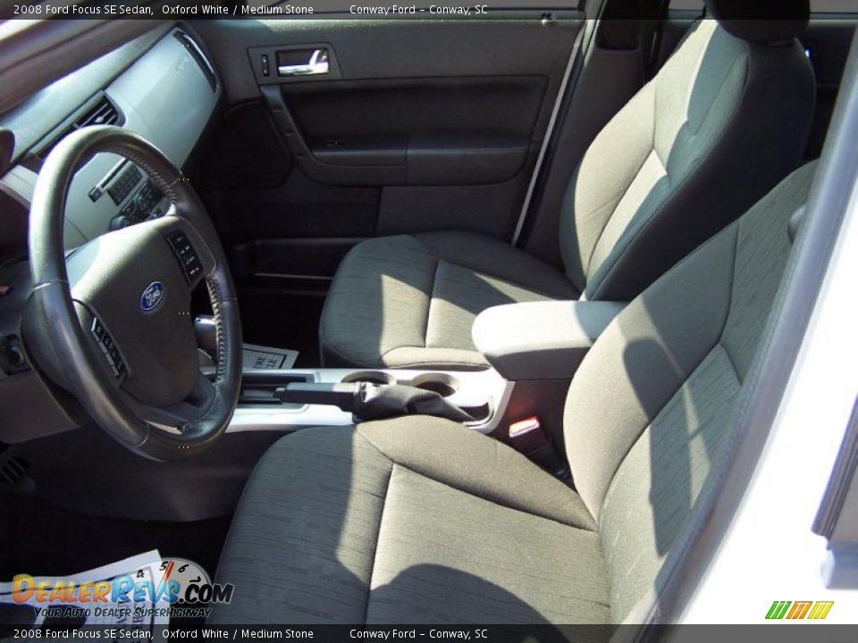 2008 Ford Focus SE Sedan Oxford White / Medium Stone Photo #19