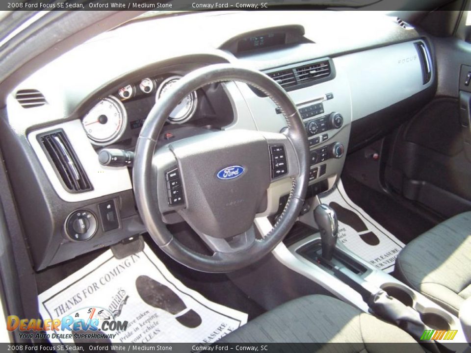 2008 Ford Focus SE Sedan Oxford White / Medium Stone Photo #20
