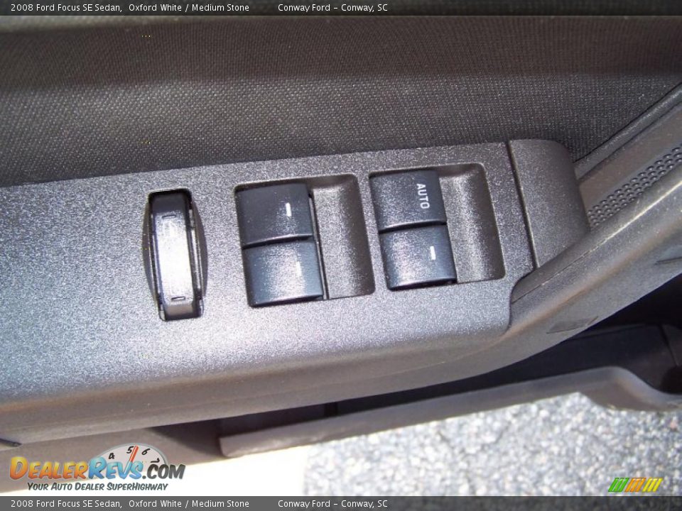 2008 Ford Focus SE Sedan Oxford White / Medium Stone Photo #21