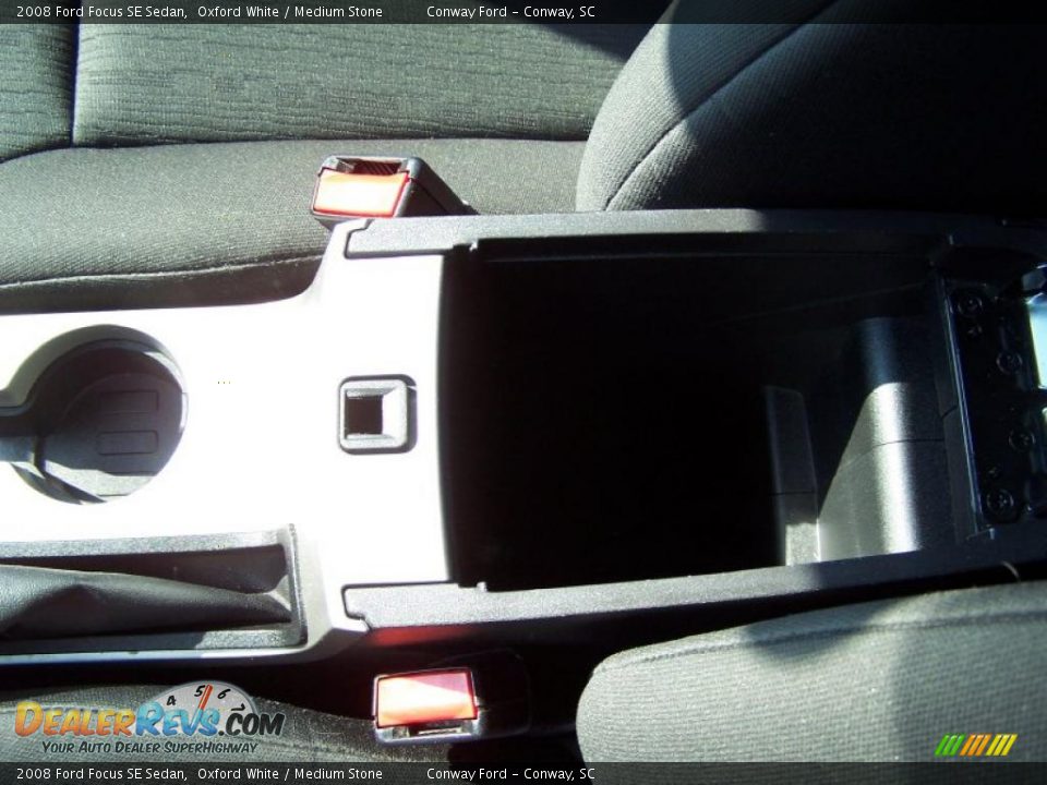 2008 Ford Focus SE Sedan Oxford White / Medium Stone Photo #22