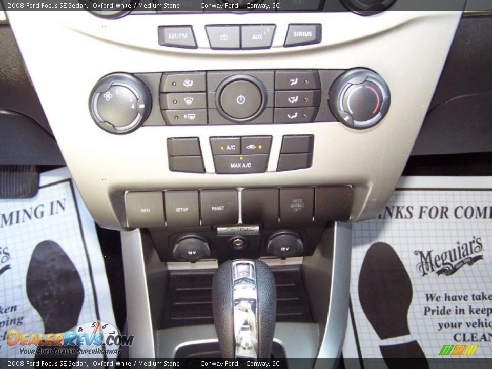 2008 Ford Focus SE Sedan Oxford White / Medium Stone Photo #24