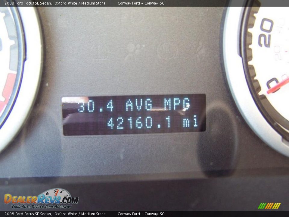 2008 Ford Focus SE Sedan Oxford White / Medium Stone Photo #25