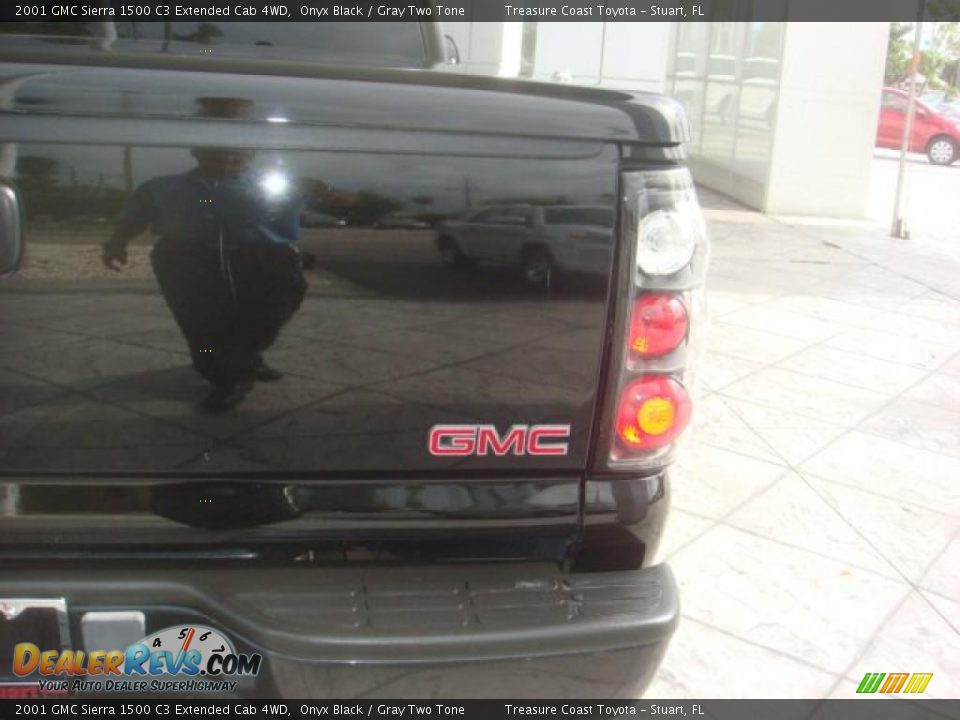 2001 GMC Sierra 1500 C3 Extended Cab 4WD Onyx Black / Gray Two Tone Photo #9