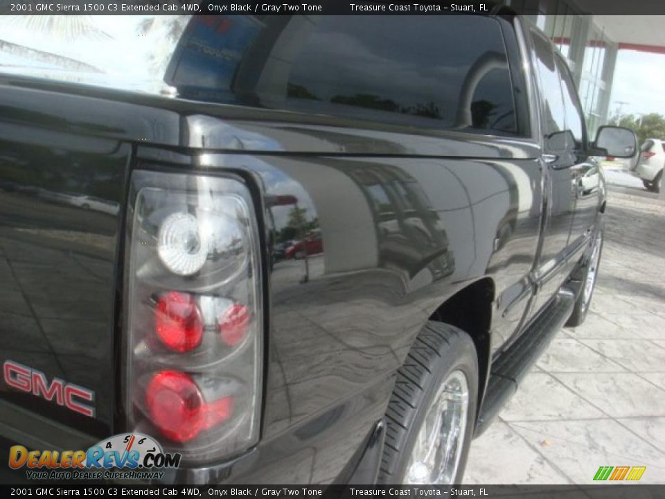 2001 GMC Sierra 1500 C3 Extended Cab 4WD Onyx Black / Gray Two Tone Photo #11