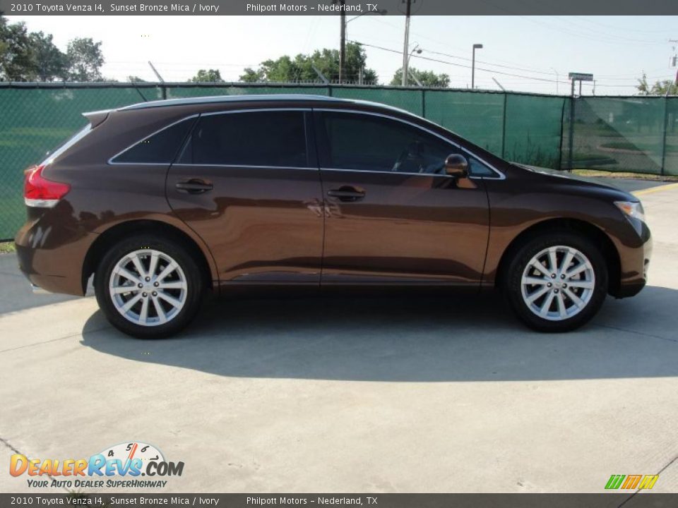 2010 Toyota Venza I4 Sunset Bronze Mica / Ivory Photo #2