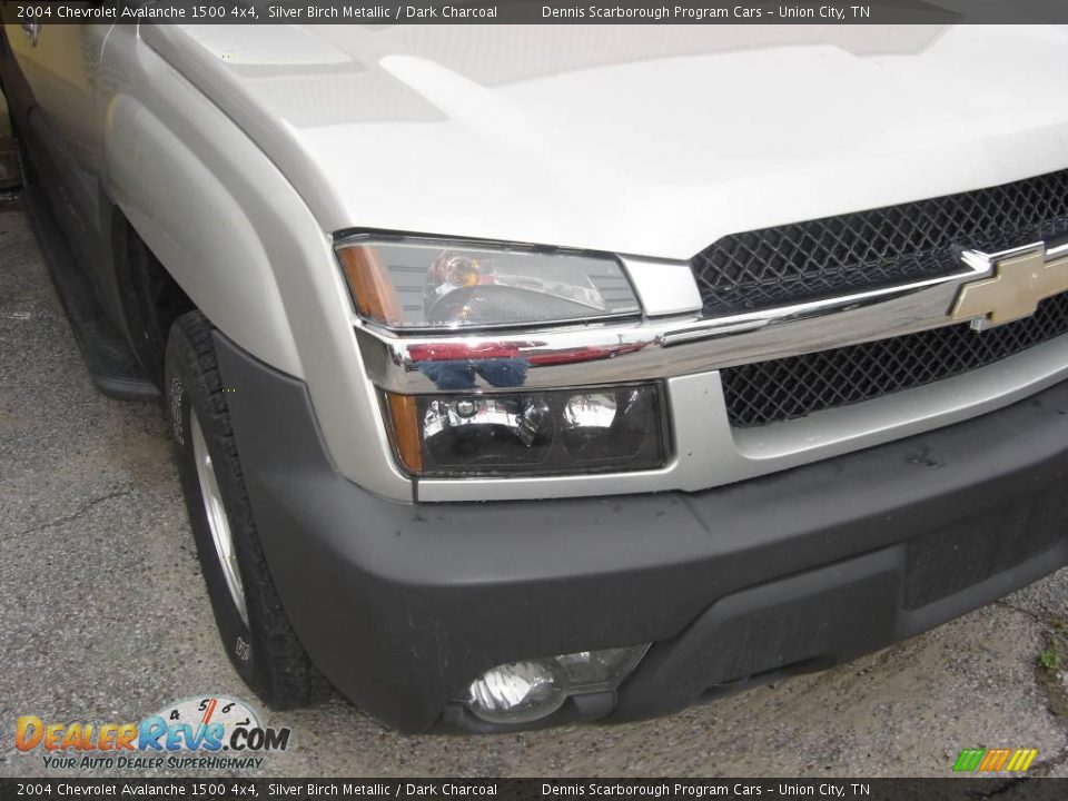 2004 Chevrolet Avalanche 1500 4x4 Silver Birch Metallic / Dark Charcoal Photo #2