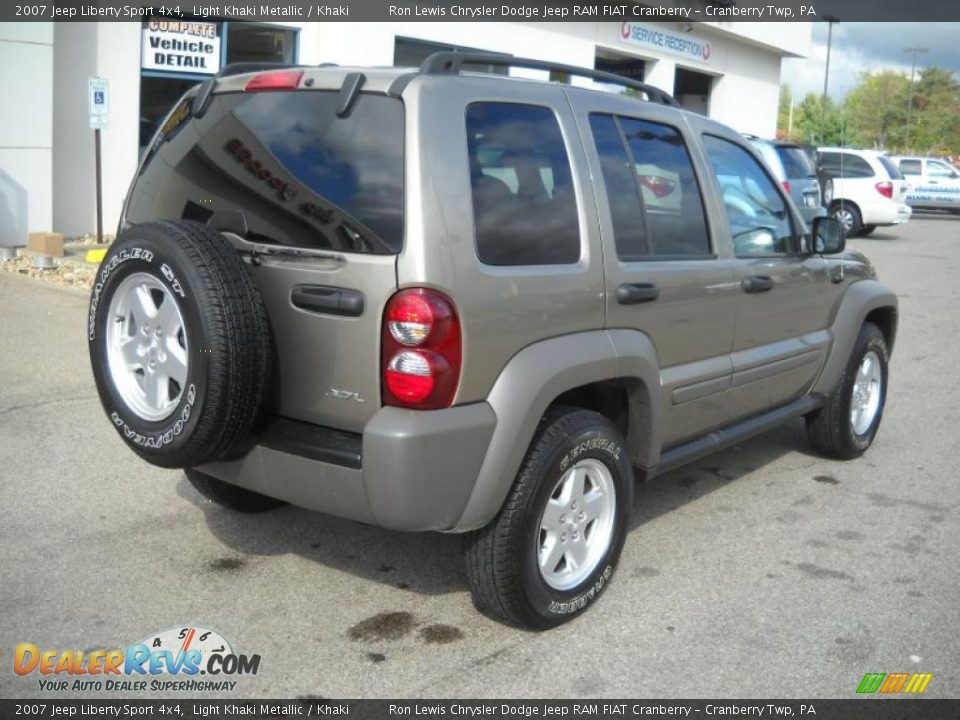 2007 Jeep Liberty Sport 4x4 Light Khaki Metallic / Khaki Photo #2