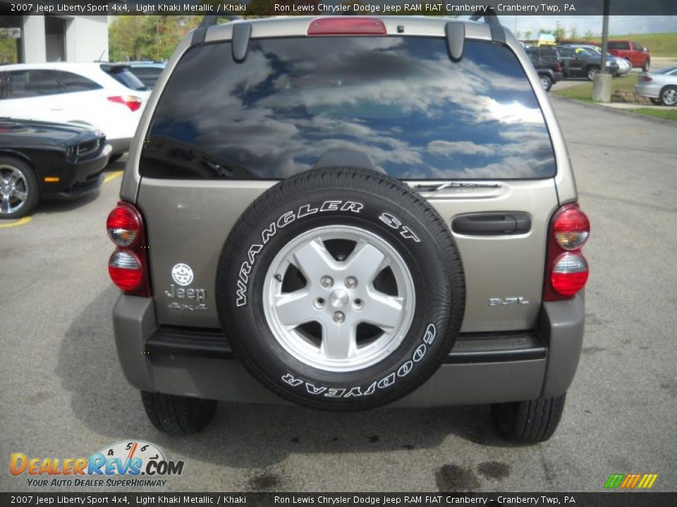 2007 Jeep Liberty Sport 4x4 Light Khaki Metallic / Khaki Photo #3