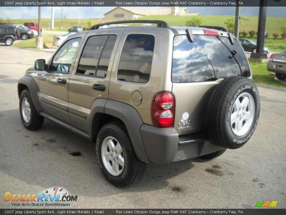 2007 Jeep Liberty Sport 4x4 Light Khaki Metallic / Khaki Photo #4