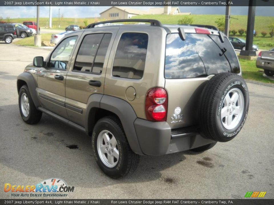 2007 Jeep Liberty Sport 4x4 Light Khaki Metallic / Khaki Photo #4