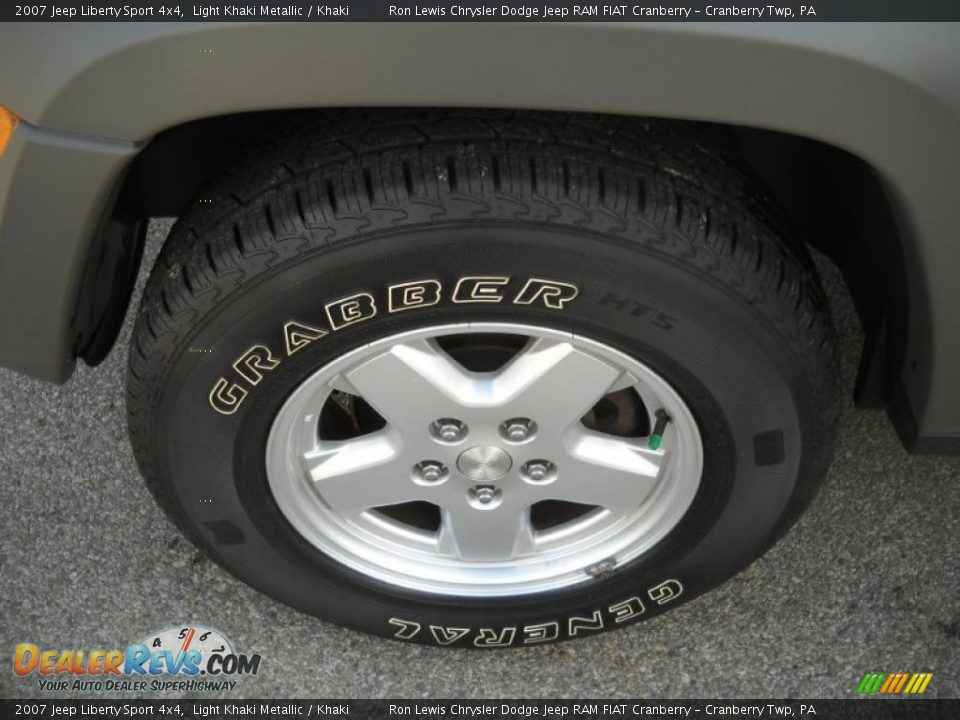 2007 Jeep Liberty Sport 4x4 Light Khaki Metallic / Khaki Photo #16