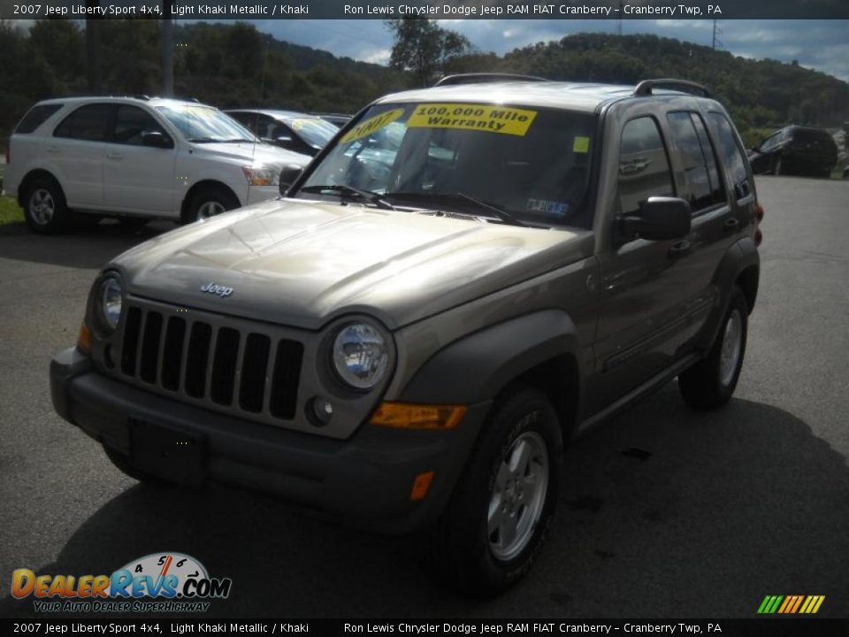 2007 Jeep Liberty Sport 4x4 Light Khaki Metallic / Khaki Photo #18