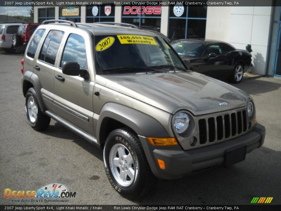 2007 Jeep Liberty Sport 4x4 Light Khaki Metallic / Khaki Photo #20