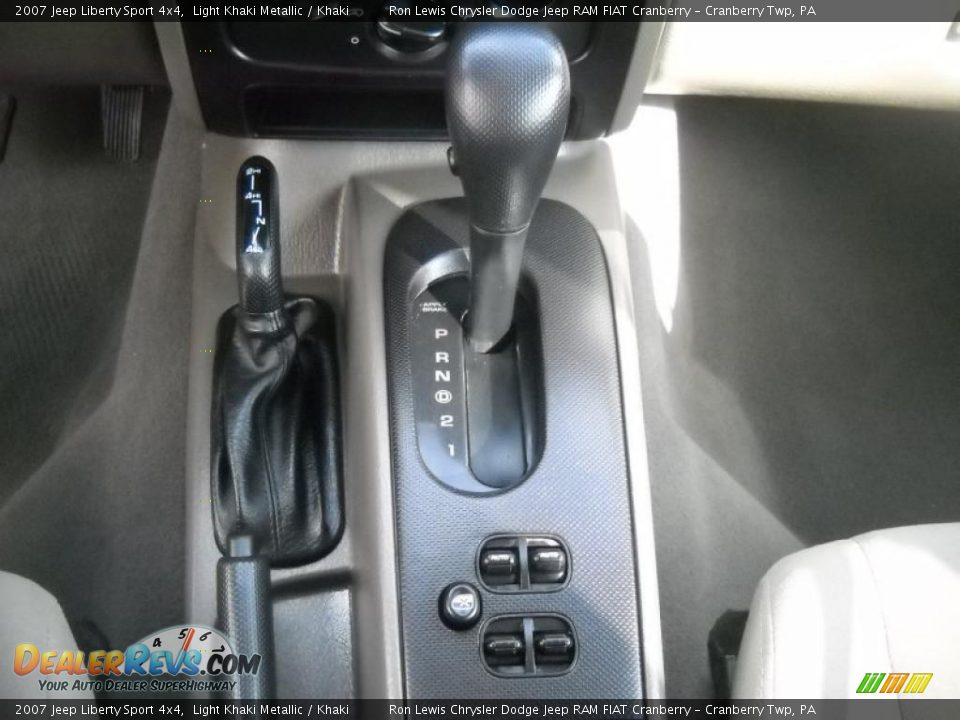 2007 Jeep Liberty Sport 4x4 Shifter Photo #23