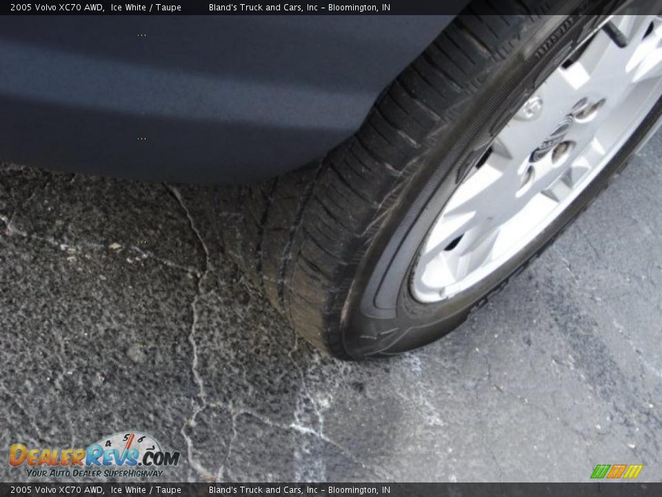 2005 Volvo XC70 AWD Ice White / Taupe Photo #27