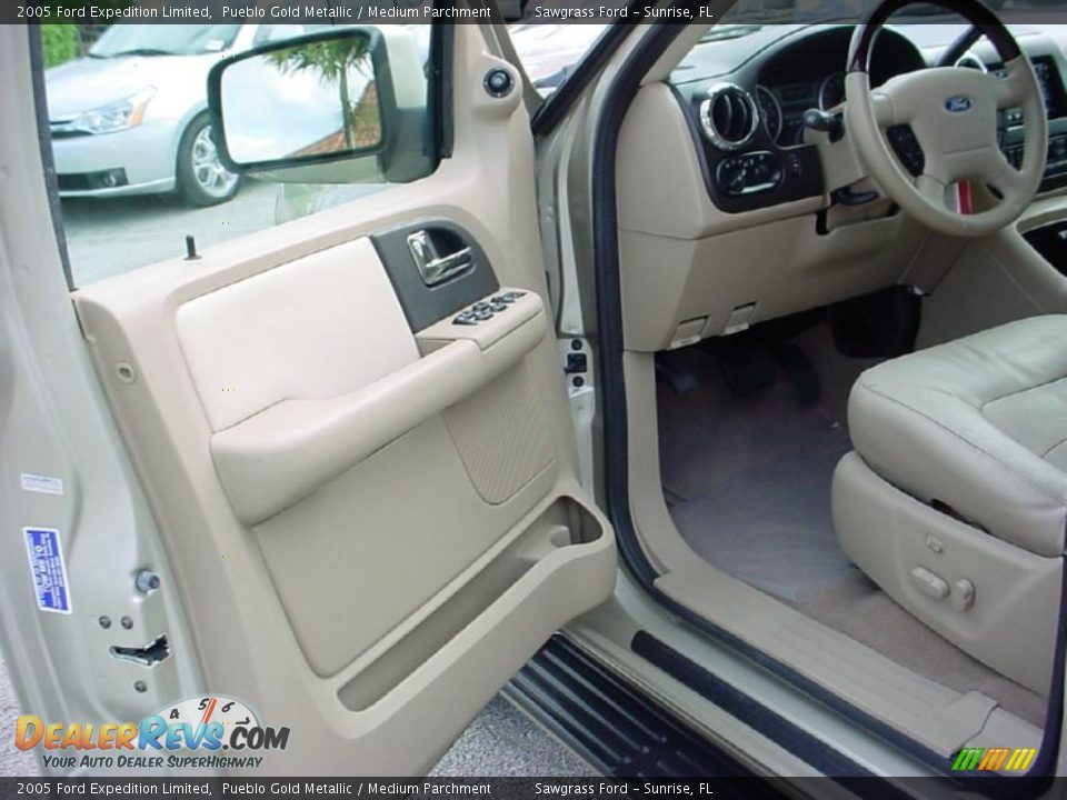 Medium Parchment Interior - 2005 Ford Expedition Limited Photo #17