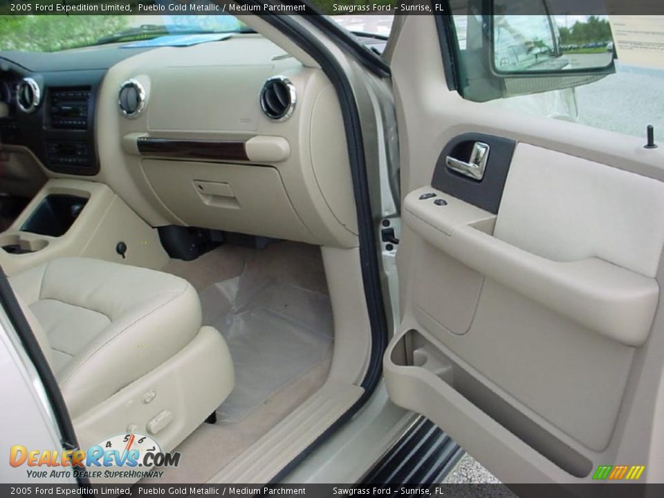 Medium Parchment Interior - 2005 Ford Expedition Limited Photo #20