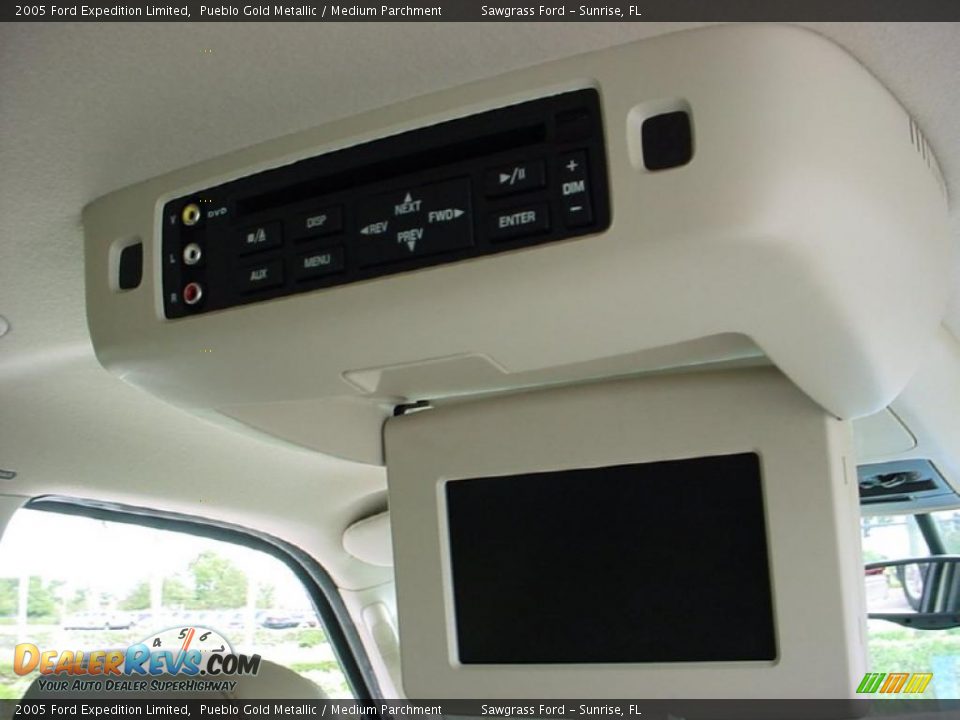 Medium Parchment Interior - 2005 Ford Expedition Limited Photo #25