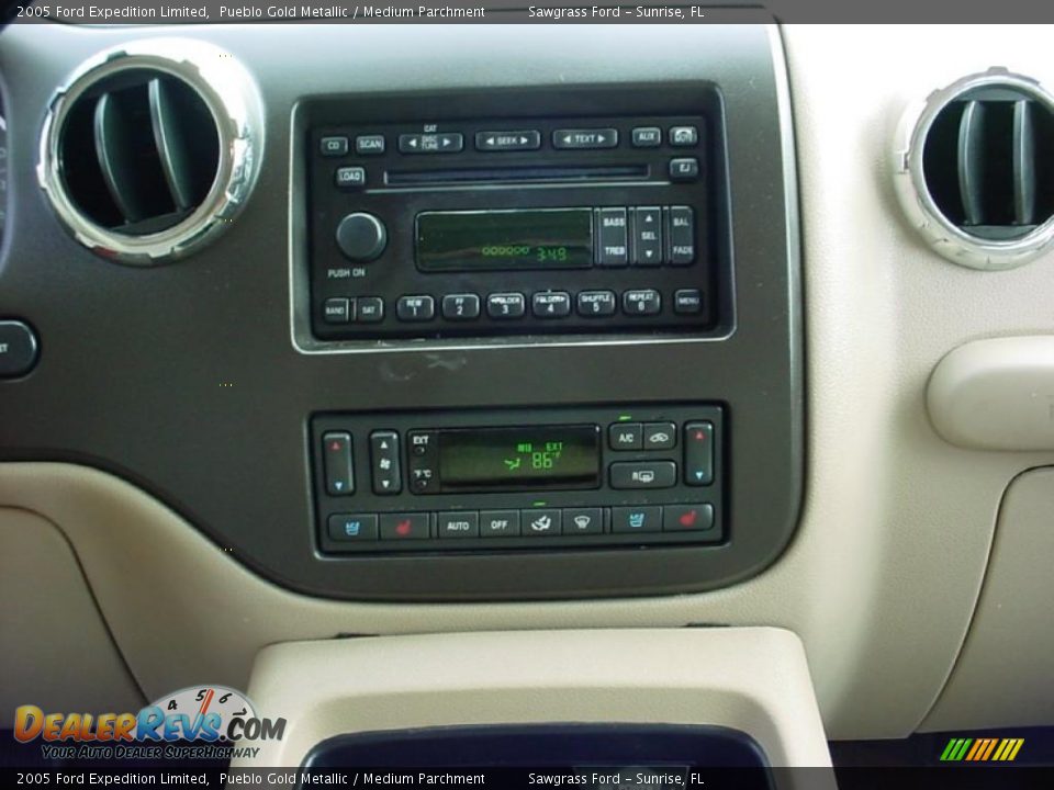 Medium Parchment Interior - 2005 Ford Expedition Limited Photo #28