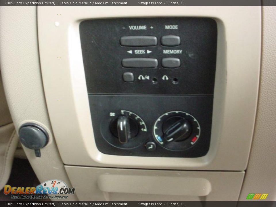 Medium Parchment Interior - 2005 Ford Expedition Limited Photo #29