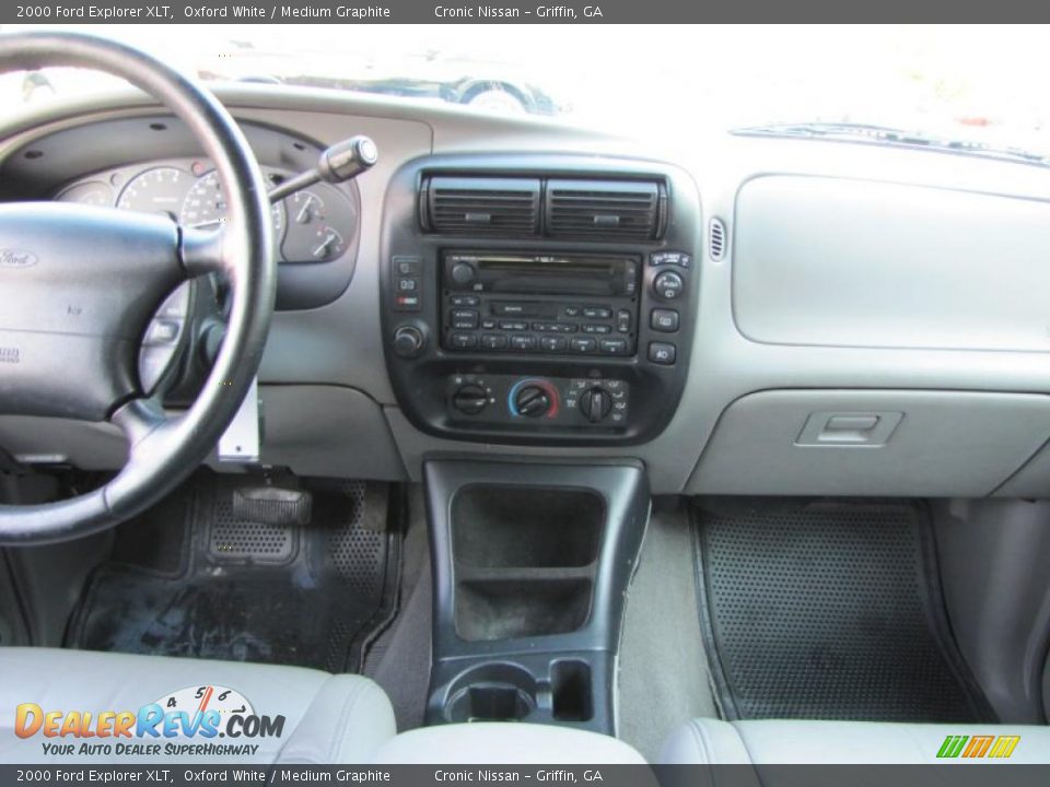 Dashboard of 2000 Ford Explorer XLT Photo #17