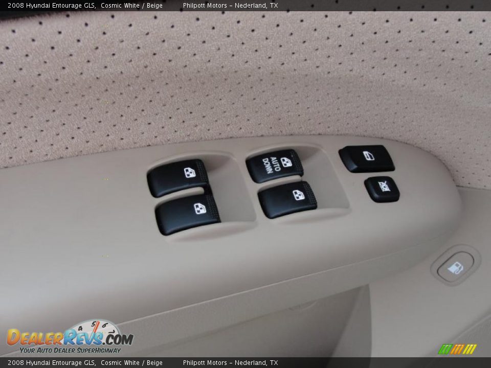 2008 Hyundai Entourage GLS Cosmic White / Beige Photo #32