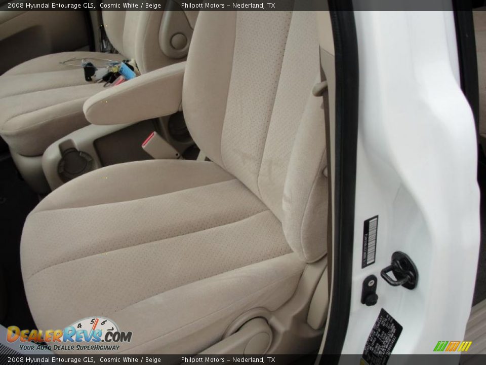 2008 Hyundai Entourage GLS Cosmic White / Beige Photo #33