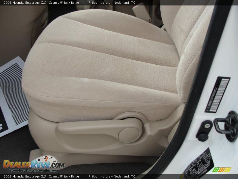 2008 Hyundai Entourage GLS Cosmic White / Beige Photo #34