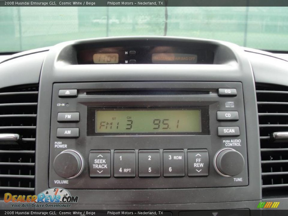 Controls of 2008 Hyundai Entourage GLS Photo #36