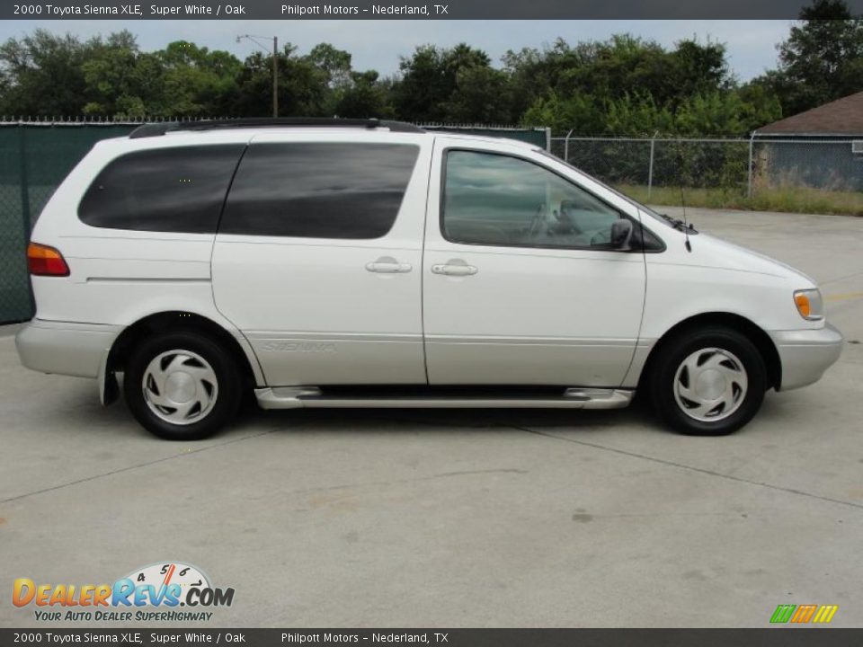 2000 Toyota Sienna XLE Super White / Oak Photo #2