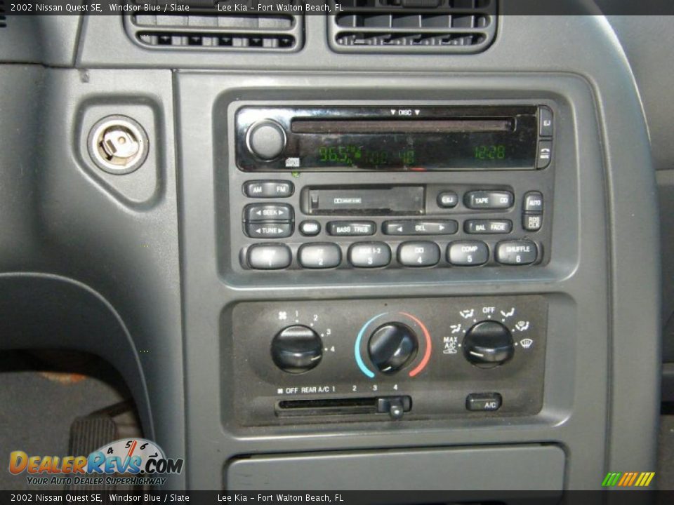 Controls of 2002 Nissan Quest SE Photo #18